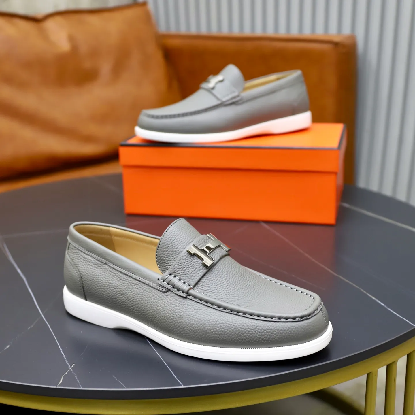 Ex-factory price: 560💰Hermès/Hermès slip-on men's shoes. This shoe is made of imported pebbled cowhide. It has simple and smooth lines and is combined with aerodynamically designed 3CM rubber foam ultra-light soles! Youthful and fashionable, classic H-shaped hardware buckle decoration, calf lining gently wraps the feet, with logo cowhide feet, casual and urban style, highlighting youthful vitality, sports and leisure version, super versatile, code number: 38-39-40-41-42-43-44 standard leather shoe size (45 can be customized but does not support returns)